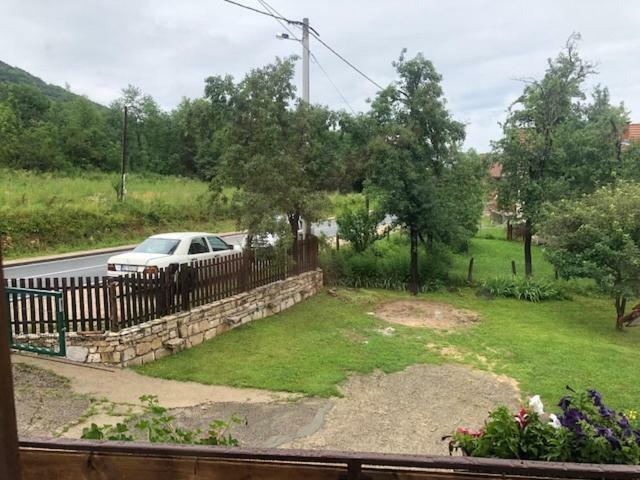 Apartman Nina Licko Petrovo Selo Buitenkant foto