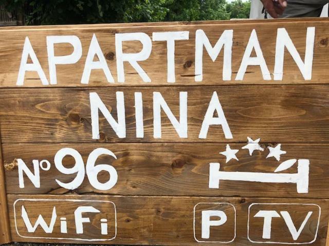 Apartman Nina Licko Petrovo Selo Buitenkant foto