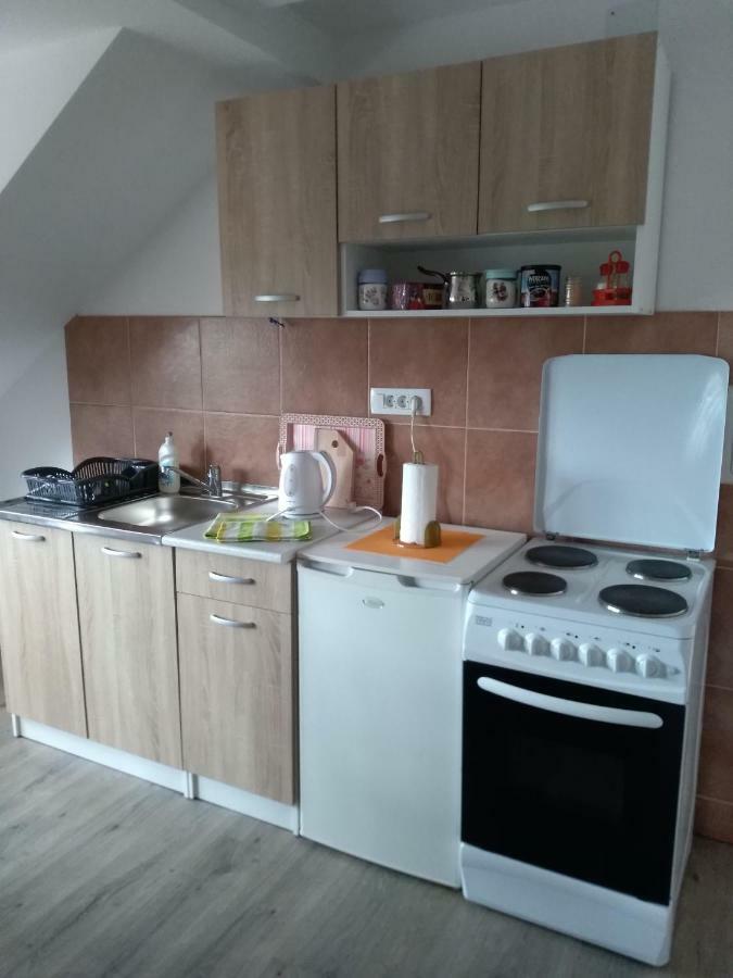 Apartman Nina Licko Petrovo Selo Buitenkant foto