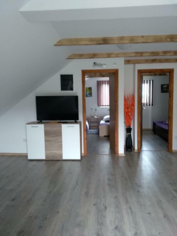 Apartman Nina Licko Petrovo Selo Buitenkant foto