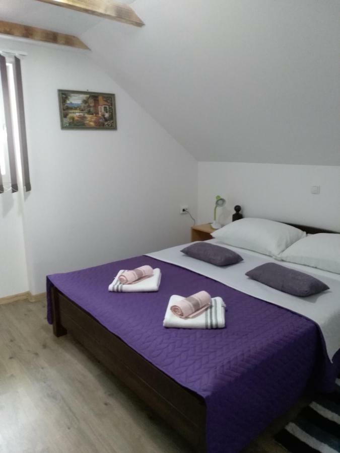 Apartman Nina Licko Petrovo Selo Buitenkant foto
