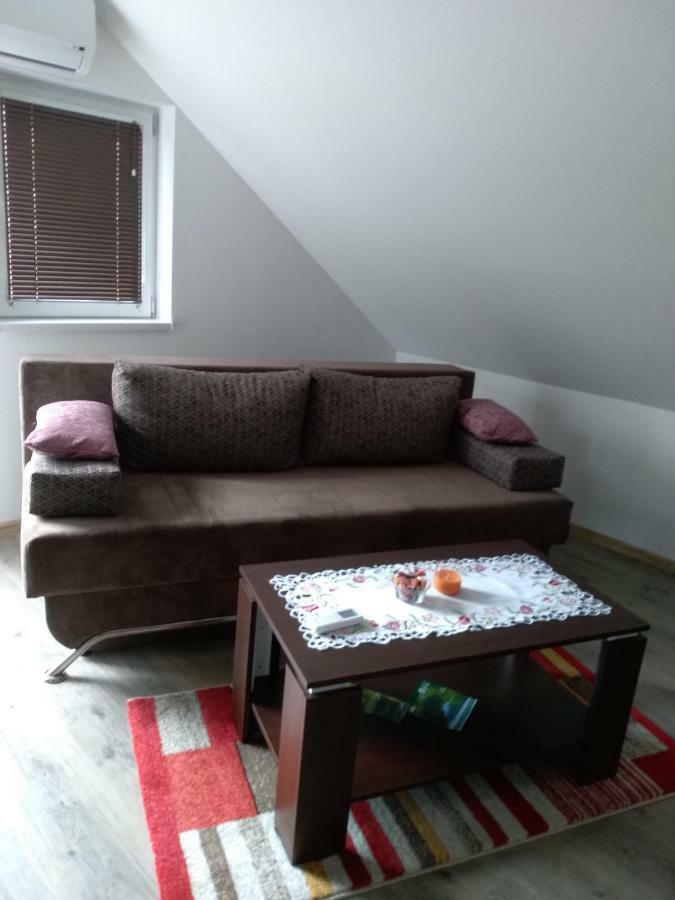 Apartman Nina Licko Petrovo Selo Buitenkant foto