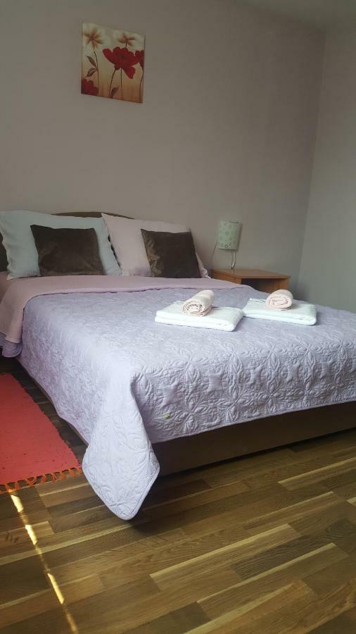 Apartman Nina Licko Petrovo Selo Buitenkant foto