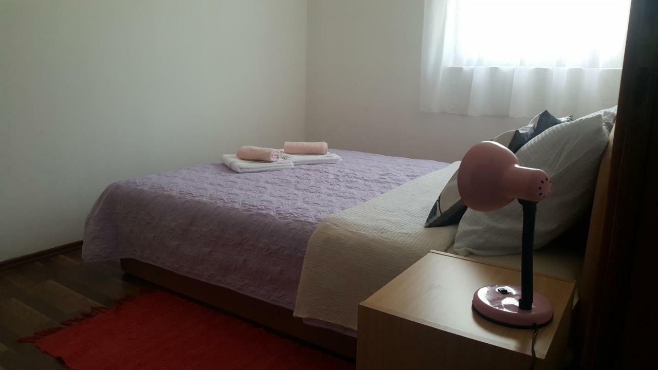 Apartman Nina Licko Petrovo Selo Buitenkant foto