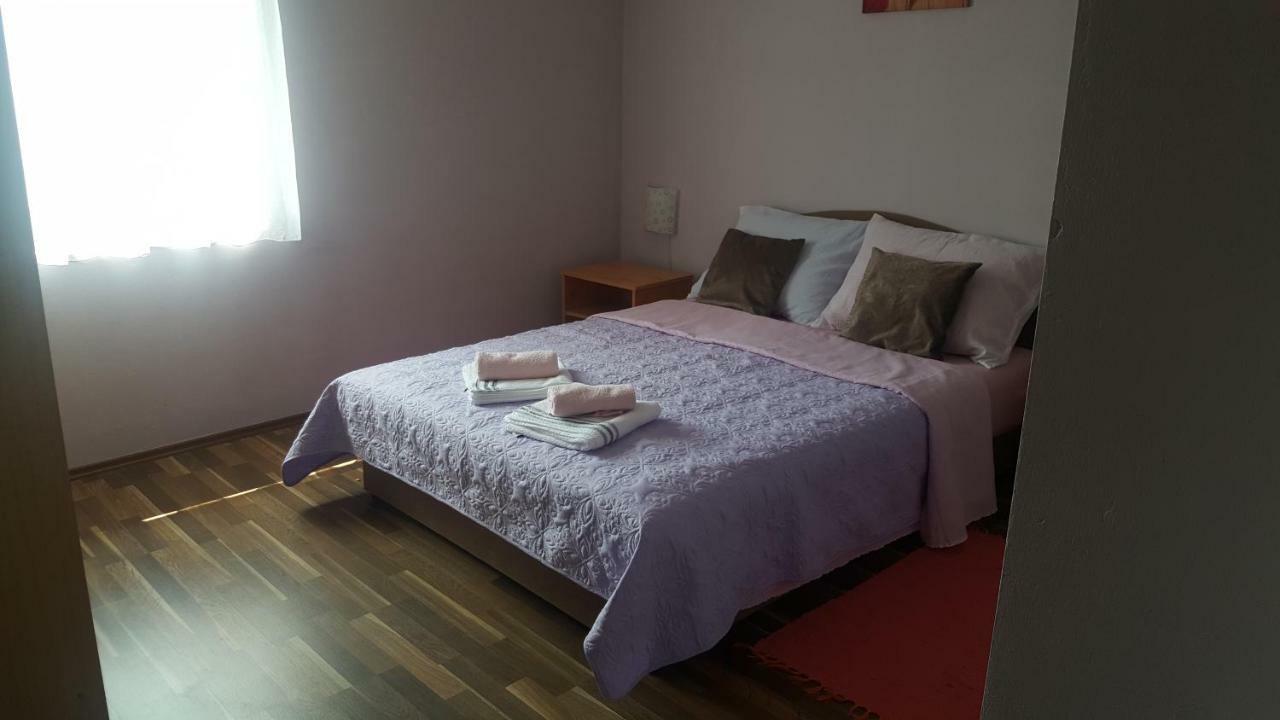 Apartman Nina Licko Petrovo Selo Buitenkant foto